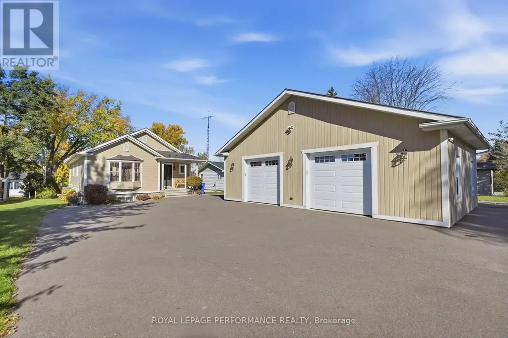 2204 Bay Road, Champlain