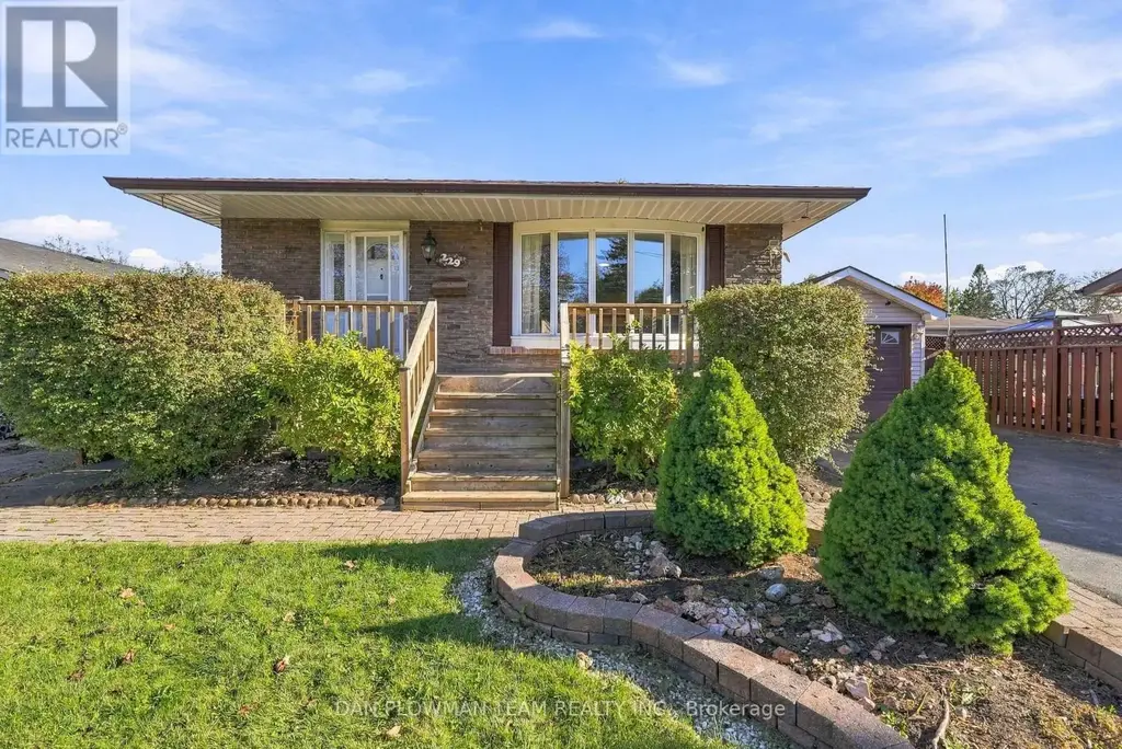 229 Phillip Murray Avenue, Oshawa (Lakeview)