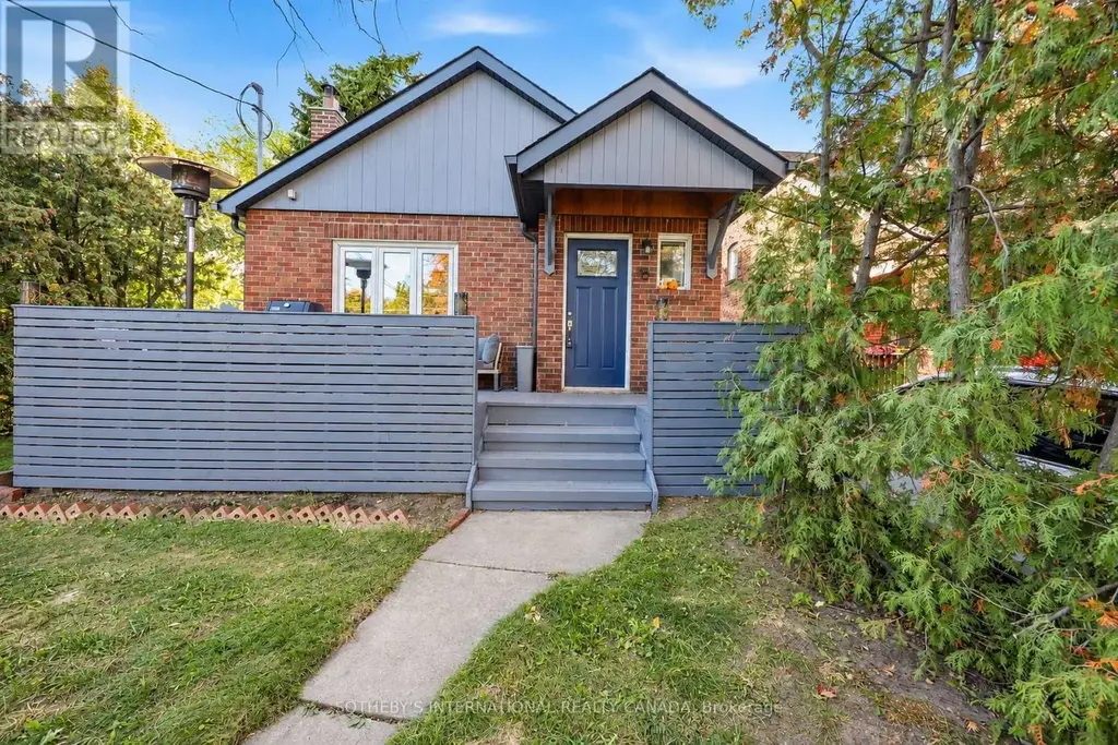 16 Smithfield Drive, Toronto (Stonegate-Queensway)