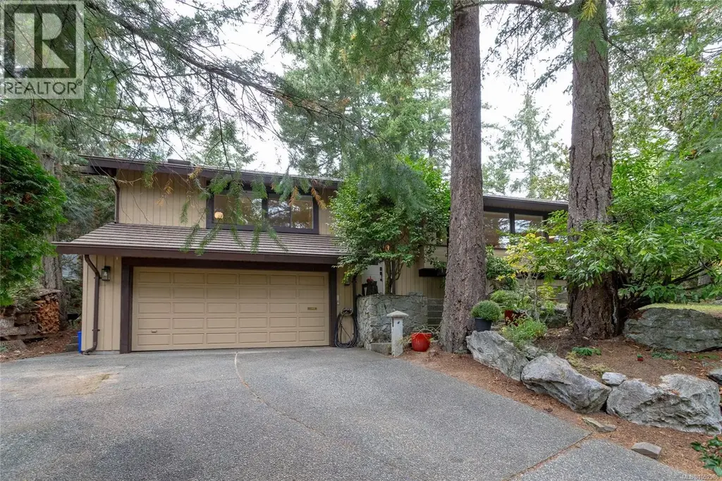 1043 Pondwood Lane, Saanich