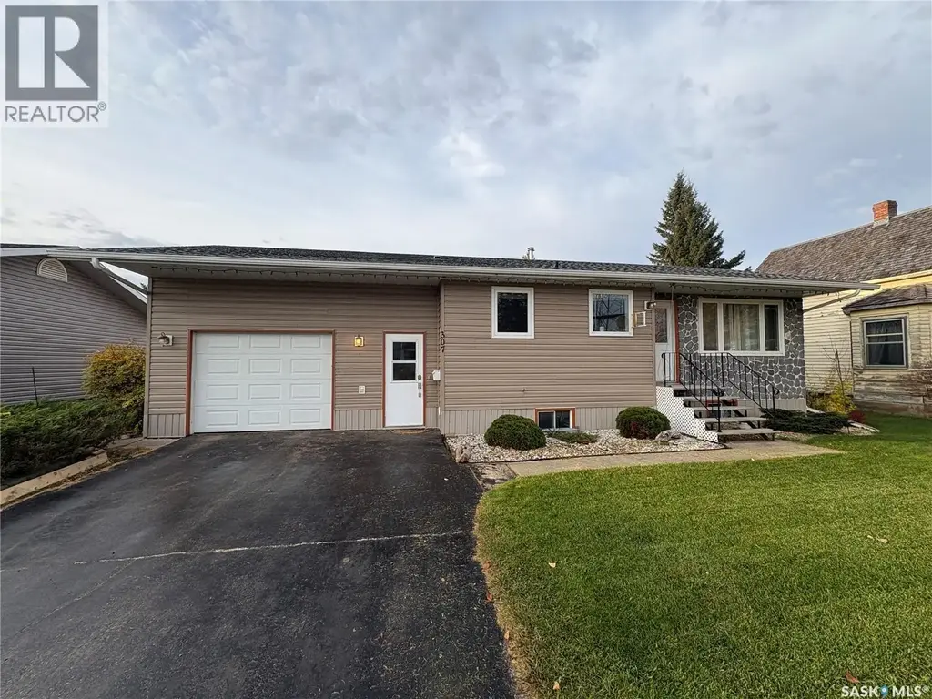307 Carl Avenue E, Langenburg