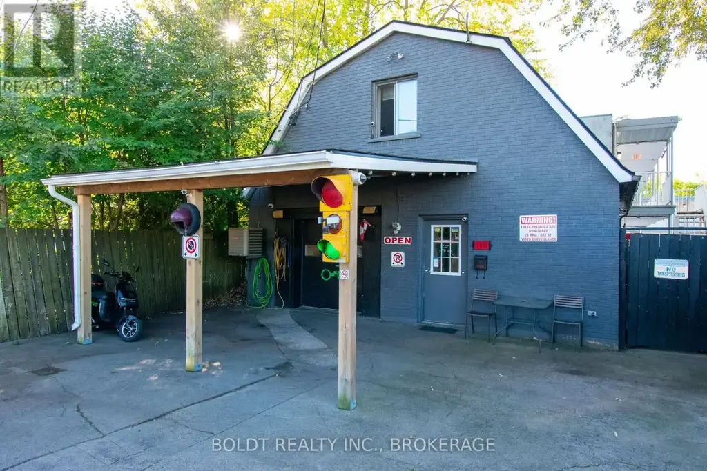 7004 Lundys Lane, Niagara Falls (Dorchester)