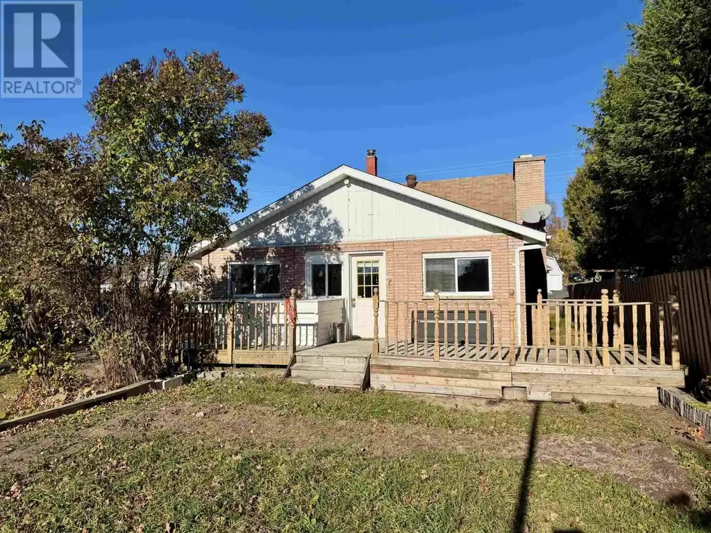 221 Hillside Dr S, Elliot Lake