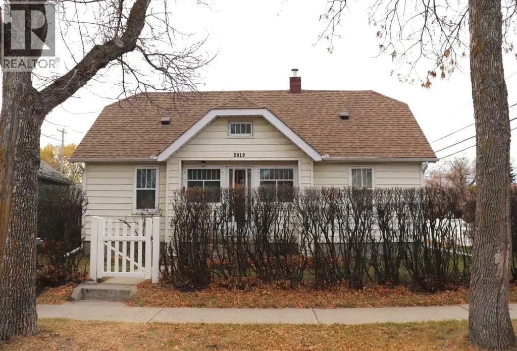 5019 55 Avenue, Ponoka