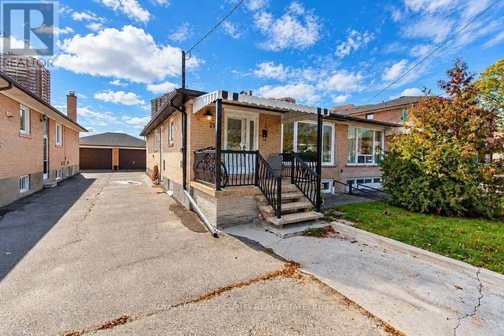 21 Neames Crescent, Toronto (Downsview-Roding-CFB)