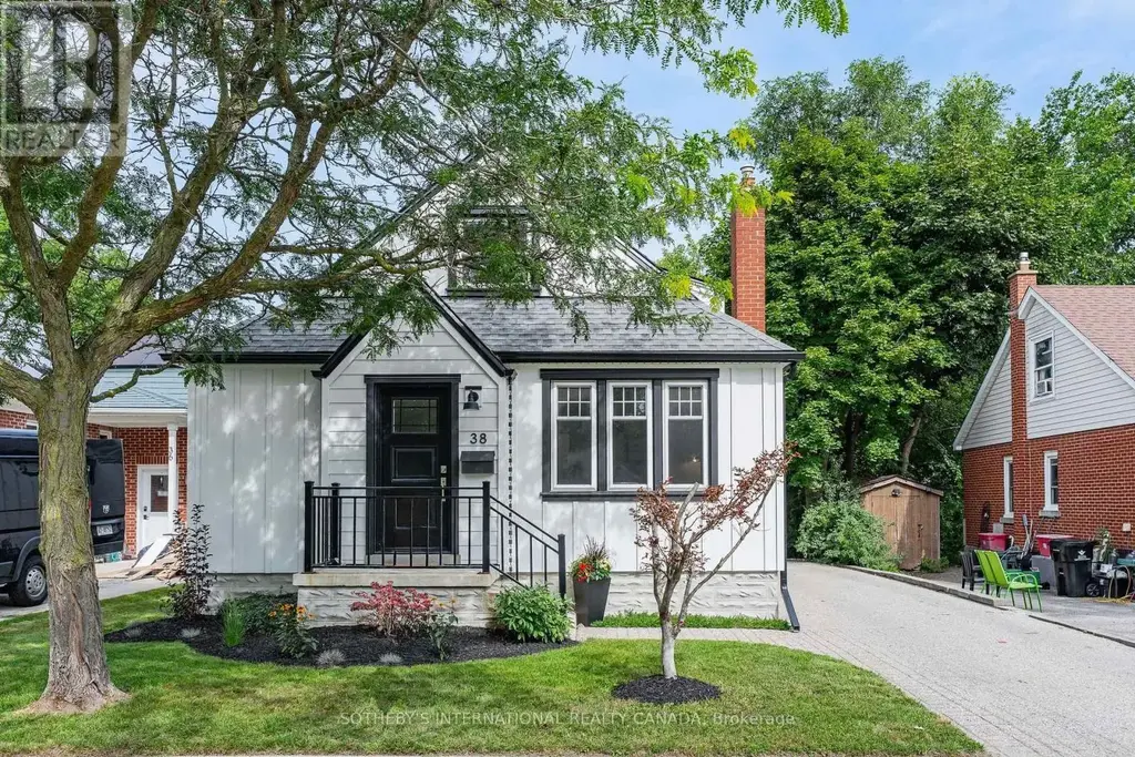 38 Roslin Avenue S, Waterloo