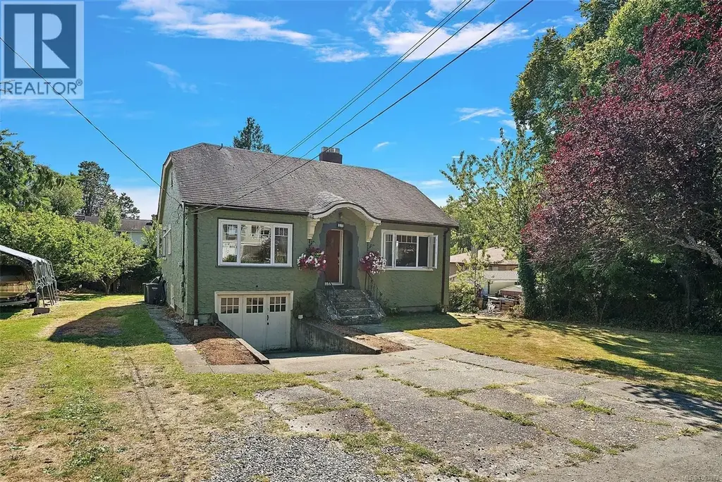 81 Logan Ave, Saanich