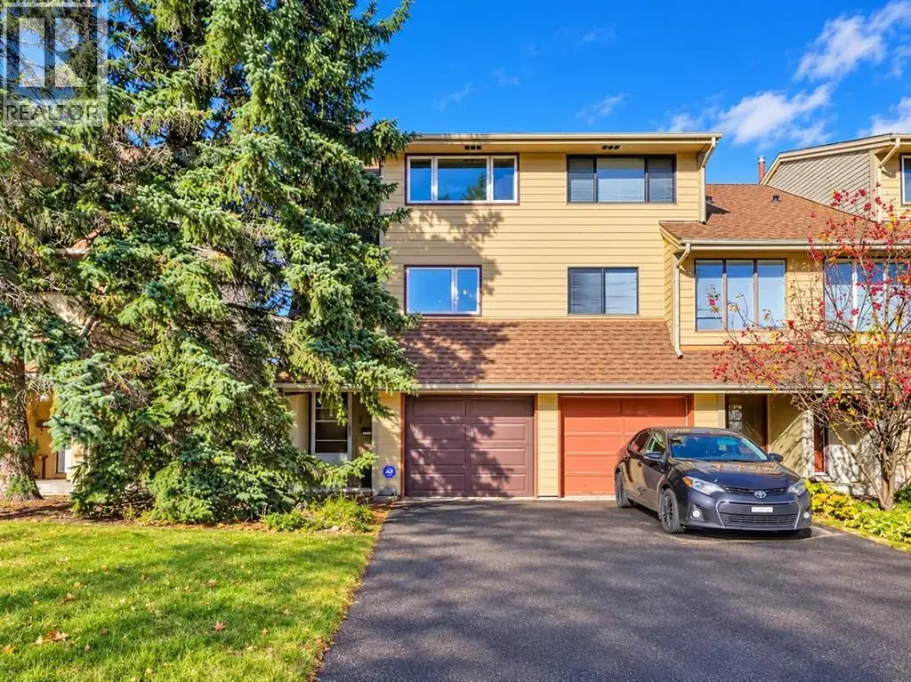 302 Woodvale Crescent Sw, Calgary