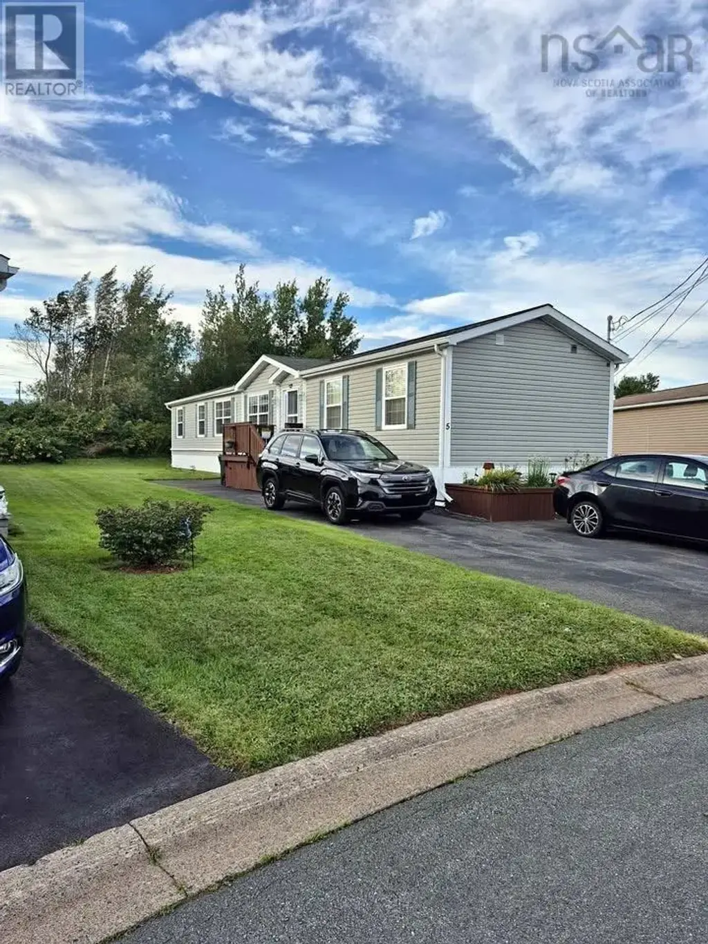 5 Cambridge Court, Amherst