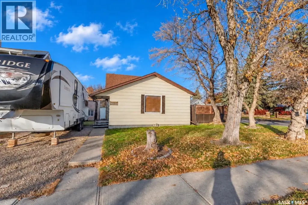 1080 Henleaze Avenue, Moose Jaw