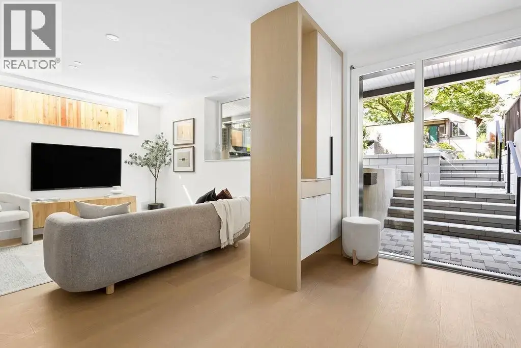 2 2124 E 8 Avenue, Vancouver