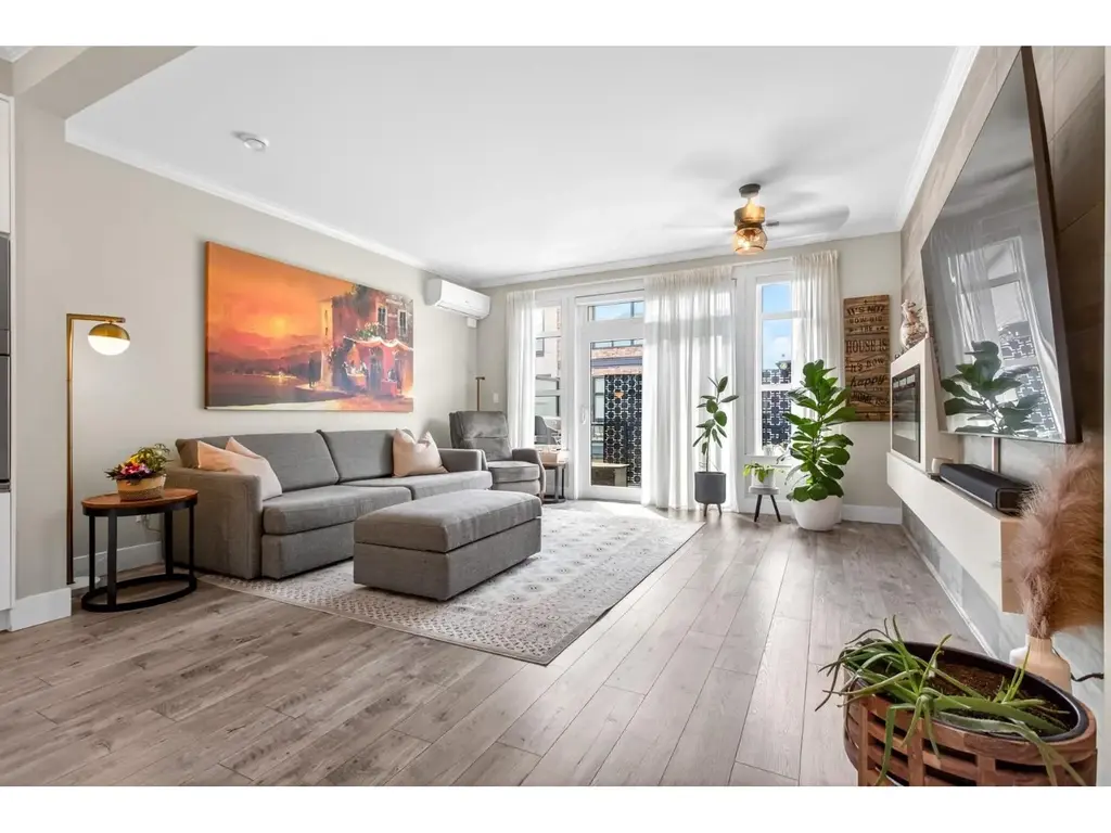 111 16488 64 Avenue, Surrey