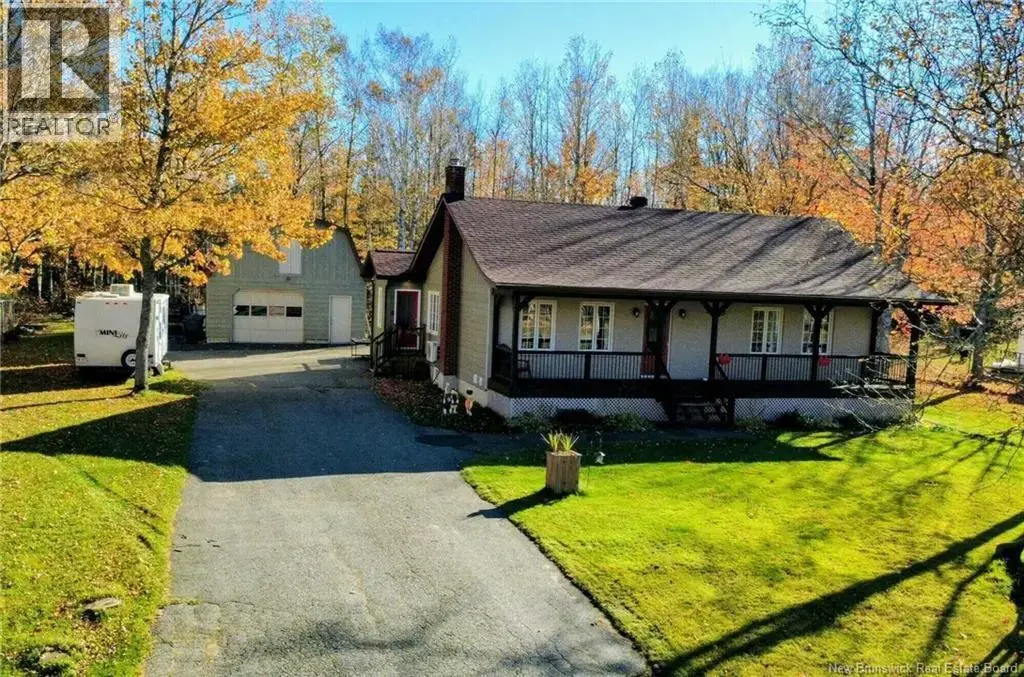 258 Rue Des Bois Francs, Saint-Léolin