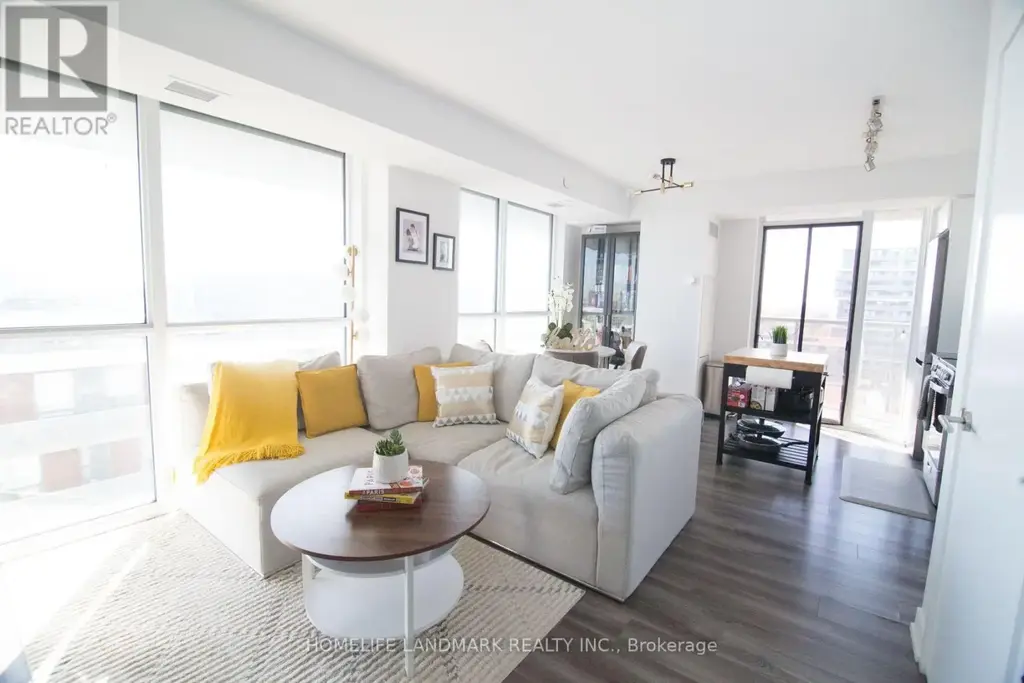 1017 - 120 Varna Drive, Toronto (Englemount-Lawrence)