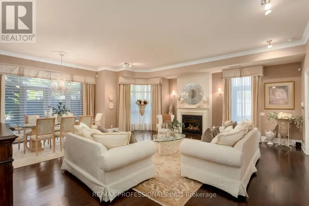 108 - 9 Burnhamthorpe Crescent, Toronto (Islington-City Centre West)