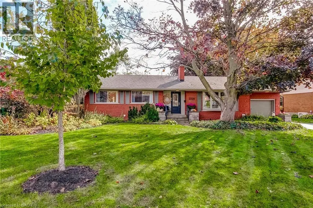 2228 Clarendon Park Drive, Burlington