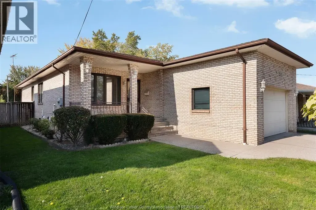 2515 Clemenceau, Windsor