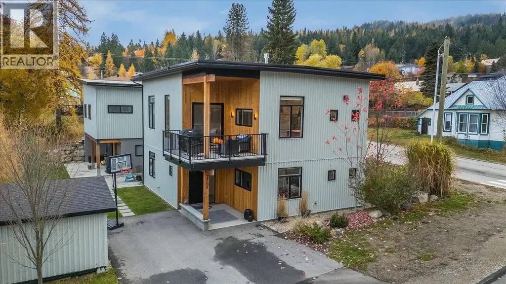 1725 Cook Avenue, Rossland