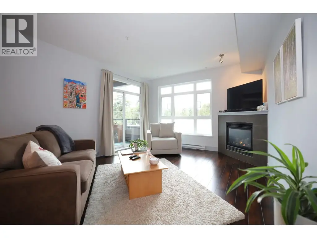 209 5682 Wharf Avenue, Sechelt