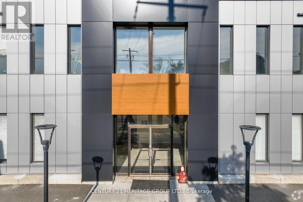 21 - 120 Norfinch Drive, Toronto (black Creek)