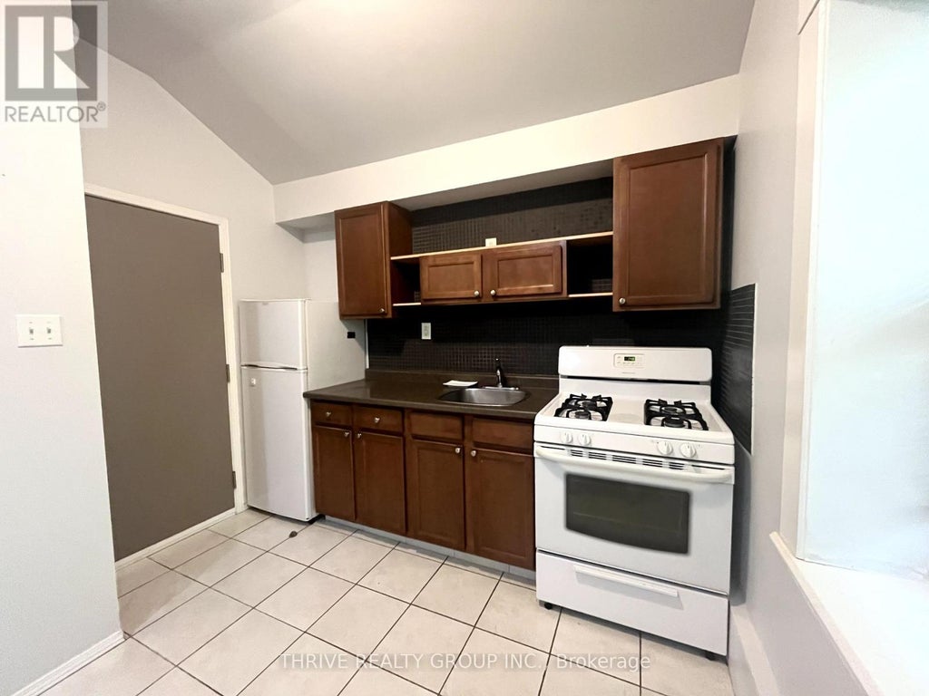 3 - 1 Waverley Place, London East (east F)