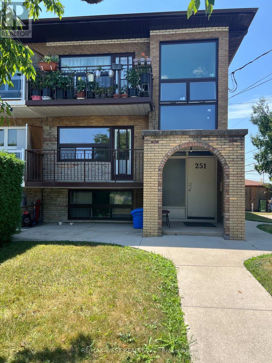 2 - 251 Pannahill Road, Toronto (bathurst Manor)