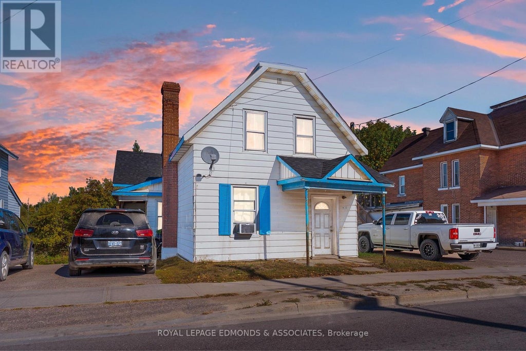 475 Pembroke Street W, Pembroke