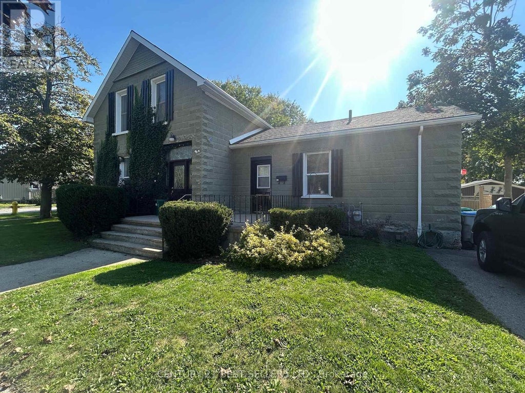 115-117 Britannia Road W, Goderich (goderich (town))