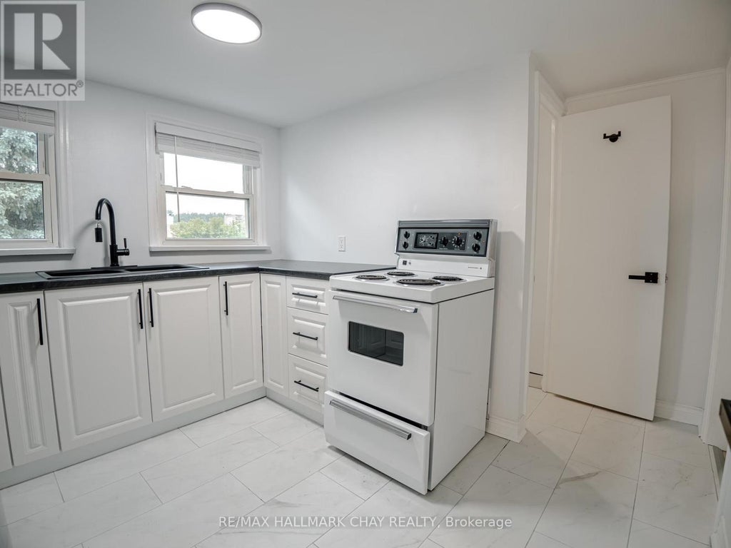 Upper - 100 Donald Street, Barrie (lakeshore)