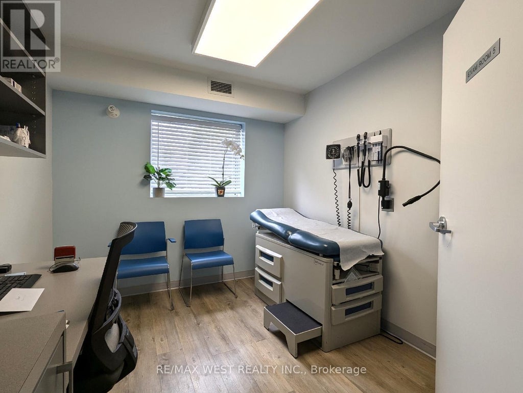 Suite 200 (4 & 5) - 2920 Dufferin Street, Toronto (yorkdale-Glen Park)