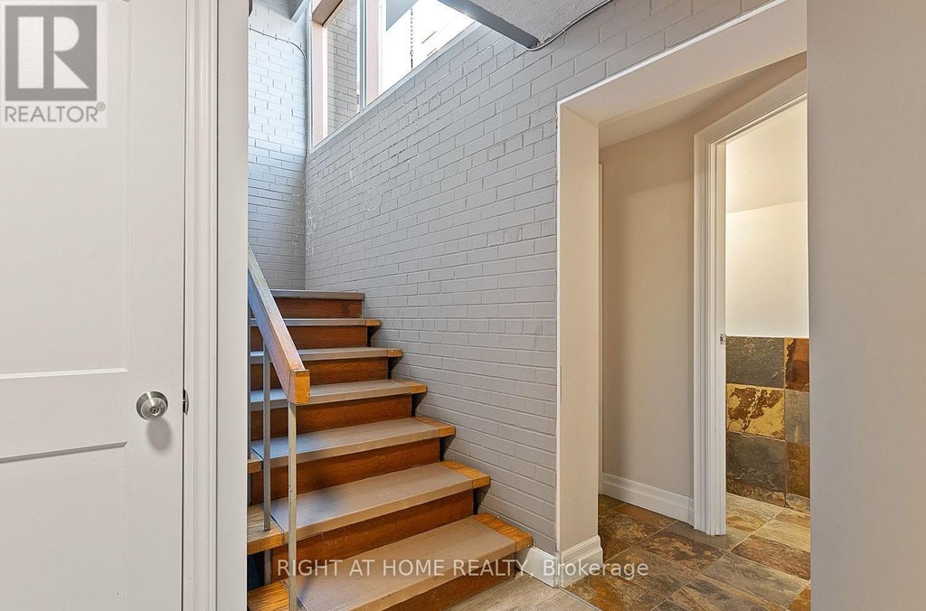 100 - 20 Stavebank Road, Mississauga (port Credit)