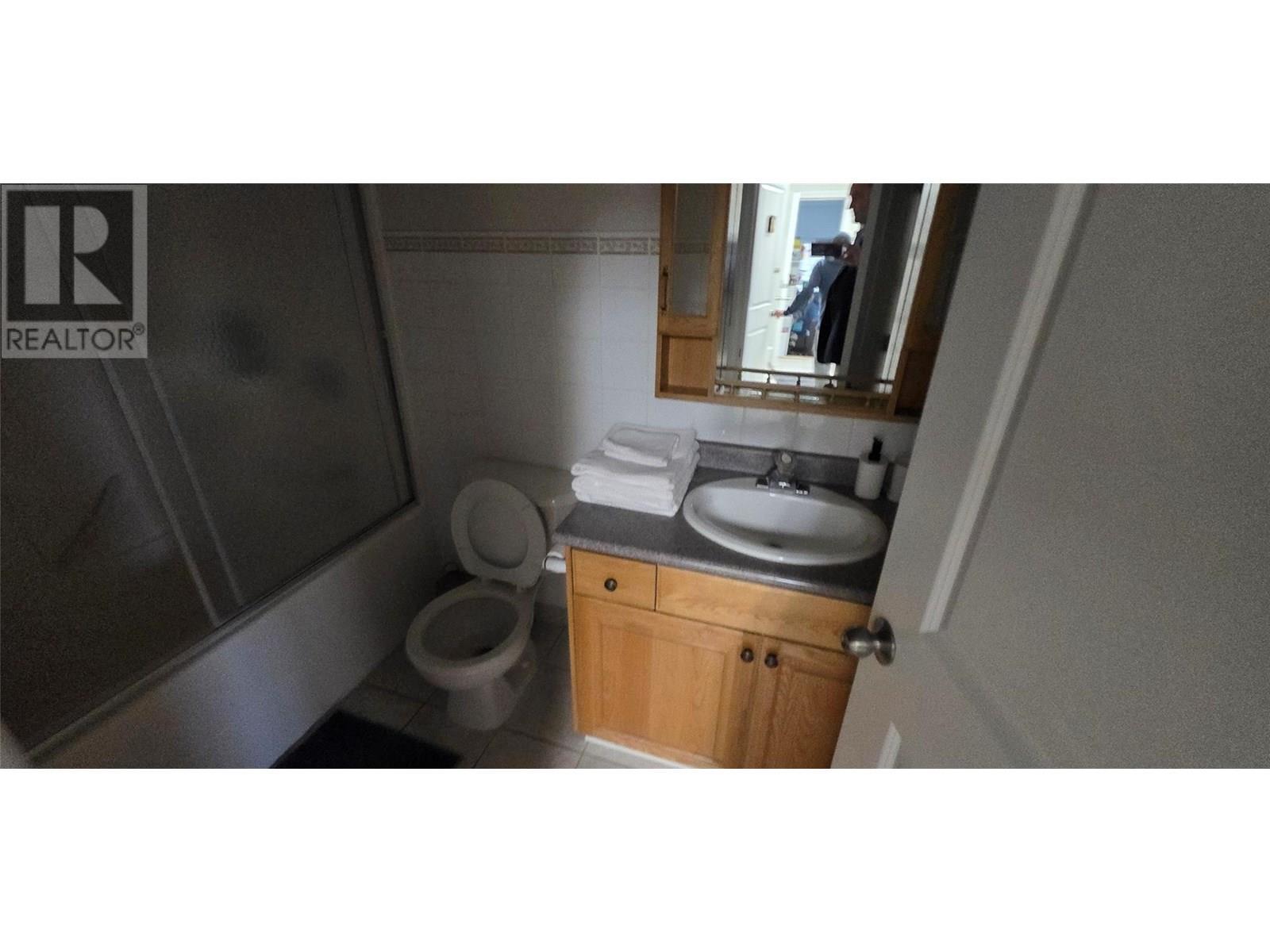 5078 Cousins Place. Peachland, British Columbia