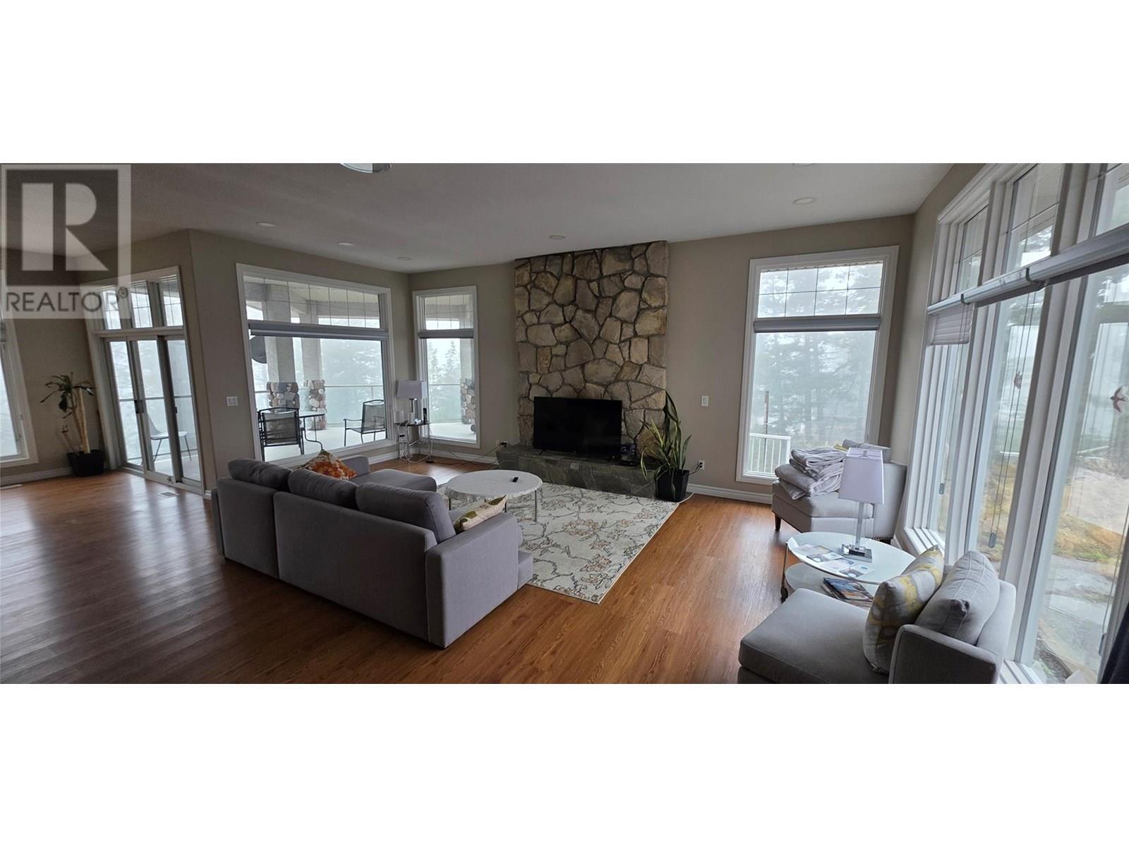 5078 Cousins Place. Peachland, British Columbia