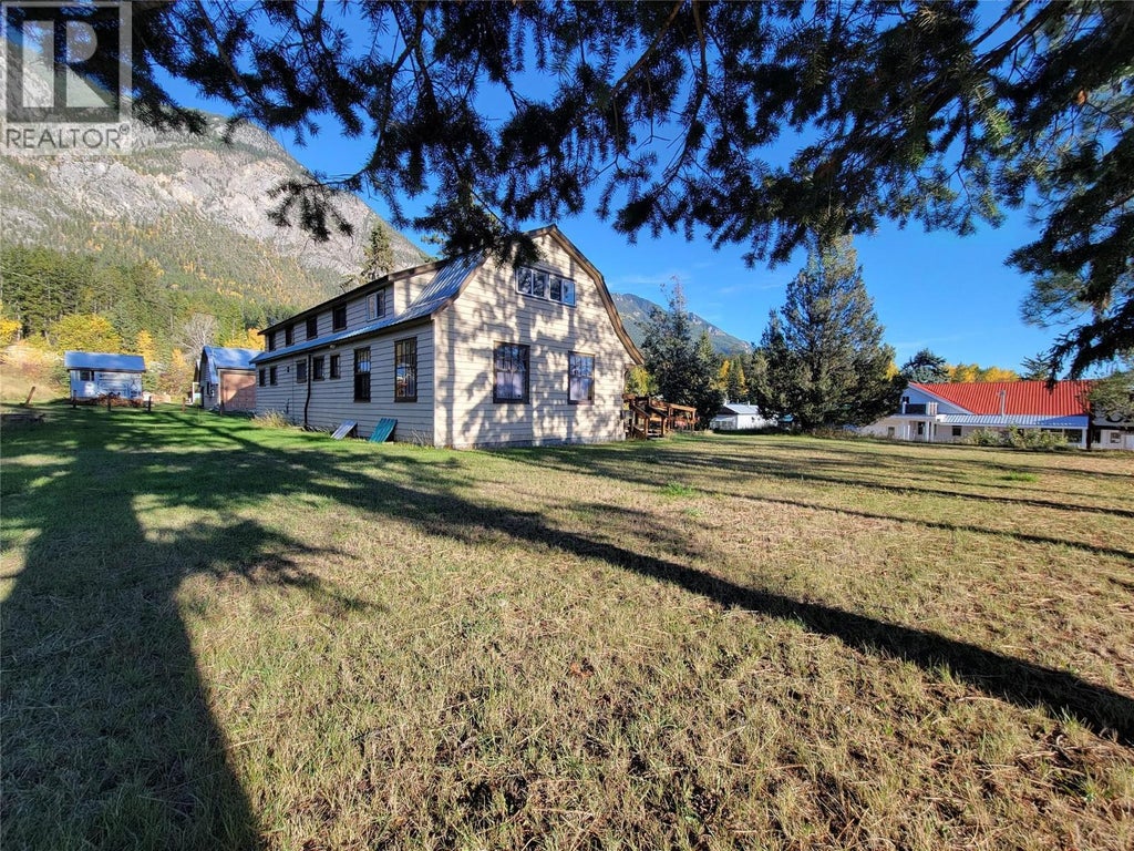 970 95 Highway, Spillimacheen