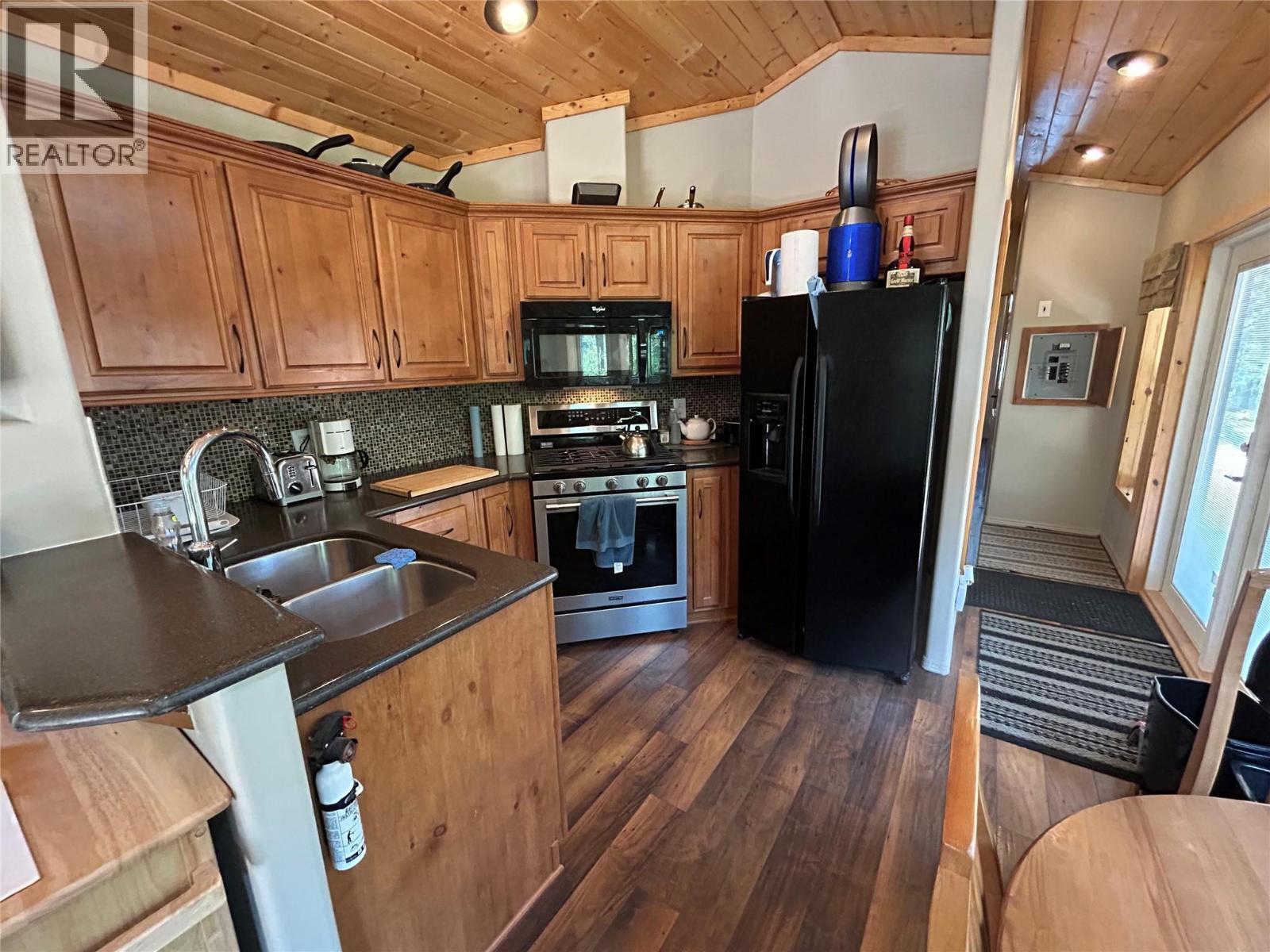 4835 Paradise Valley Drive Unit# 33. Peachland, British Columbia