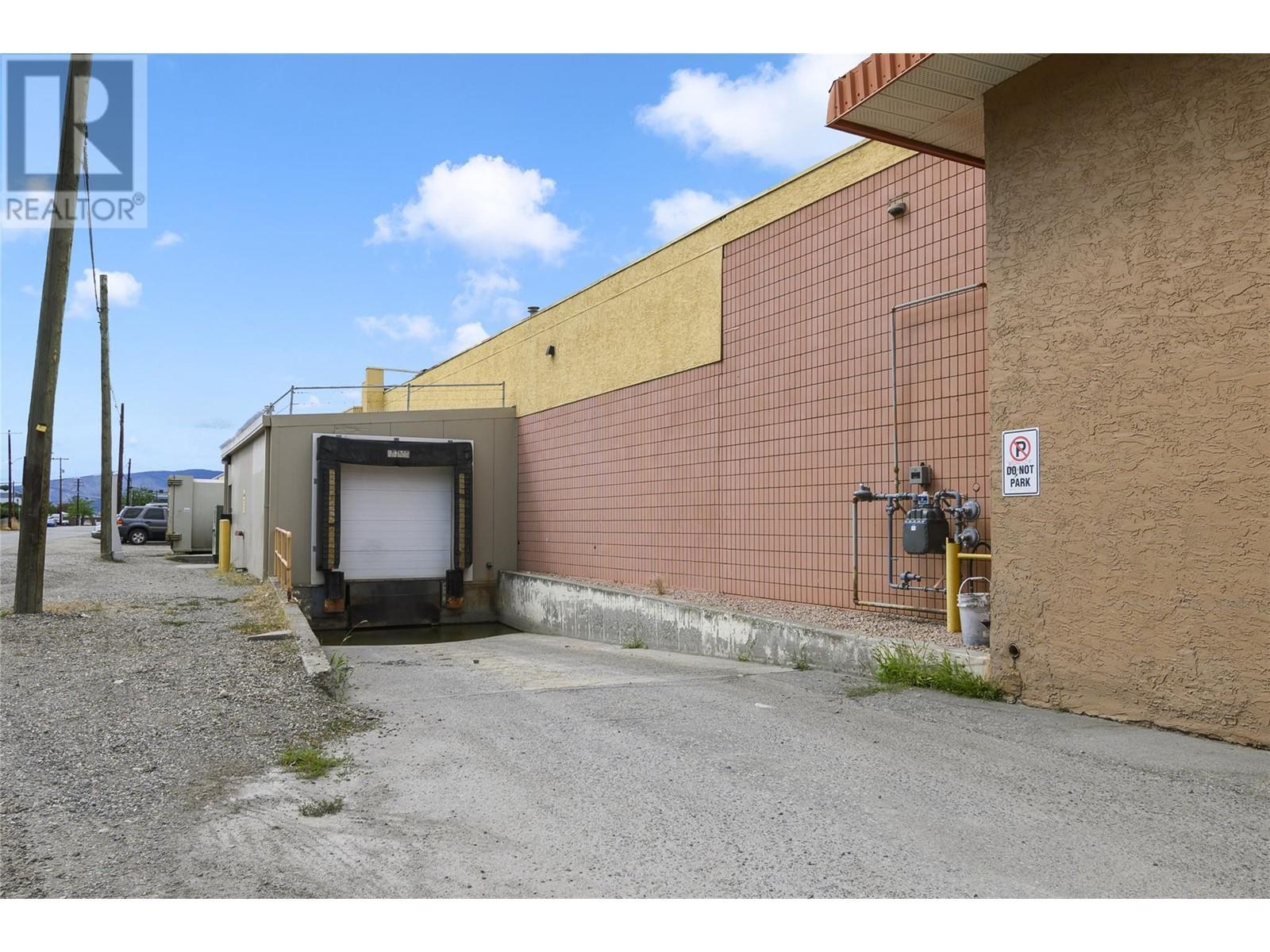 195 & 301 33 Highway W. Kelowna, British Columbia