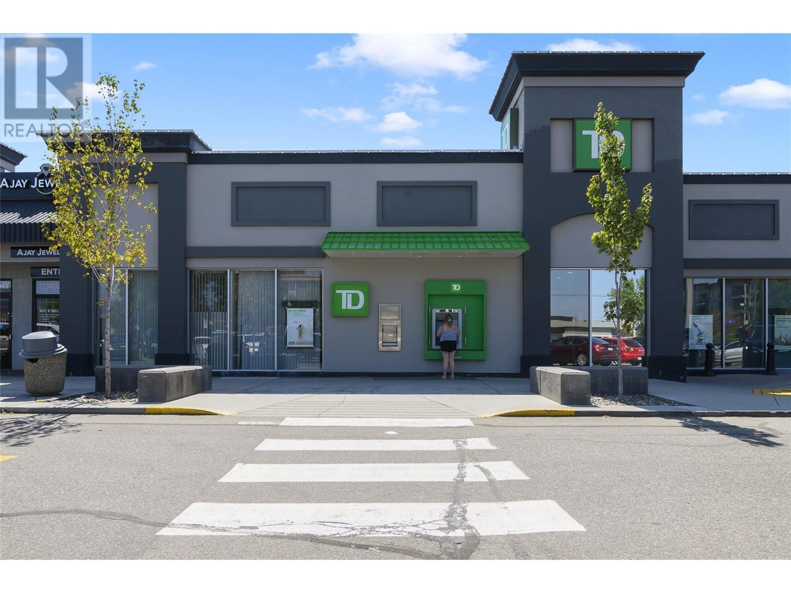 195 & 301 33 Highway W. Kelowna, British Columbia