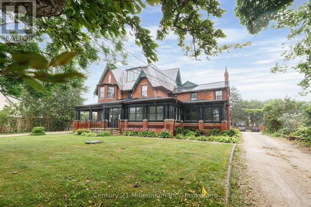 637 Hurontario Street, Collingwood