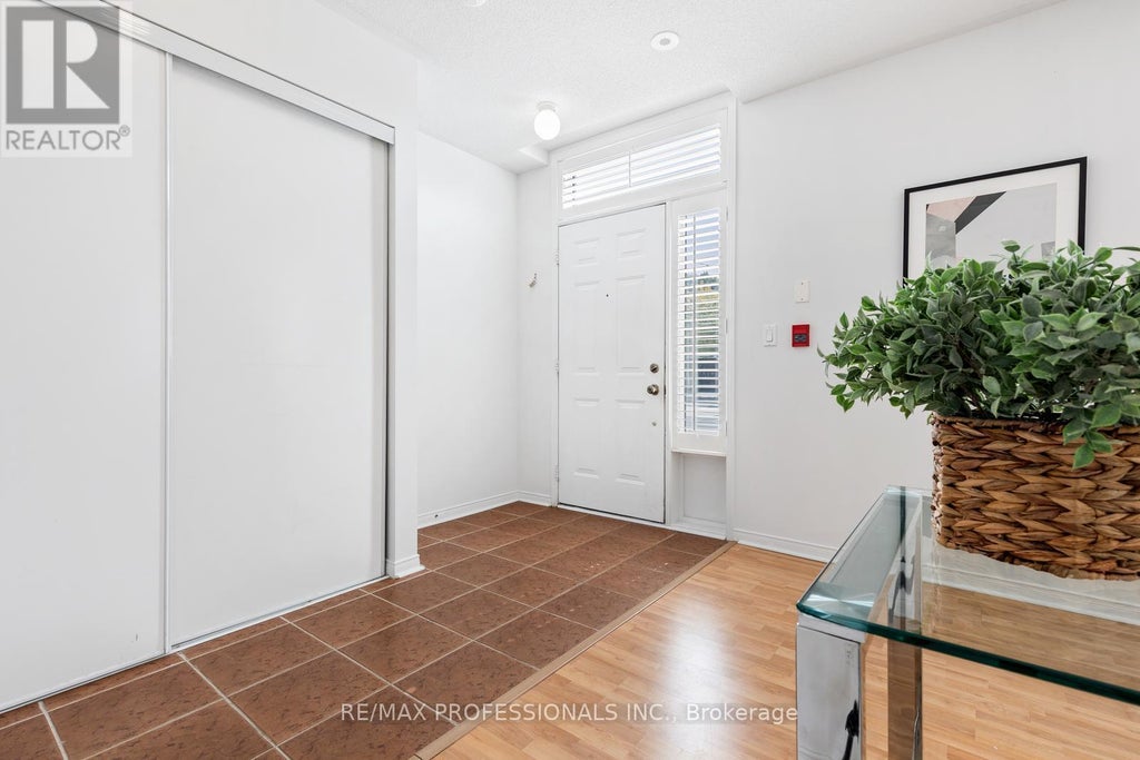 104 - 3400 Lake Shore Boulevard W, Toronto (long Branch)