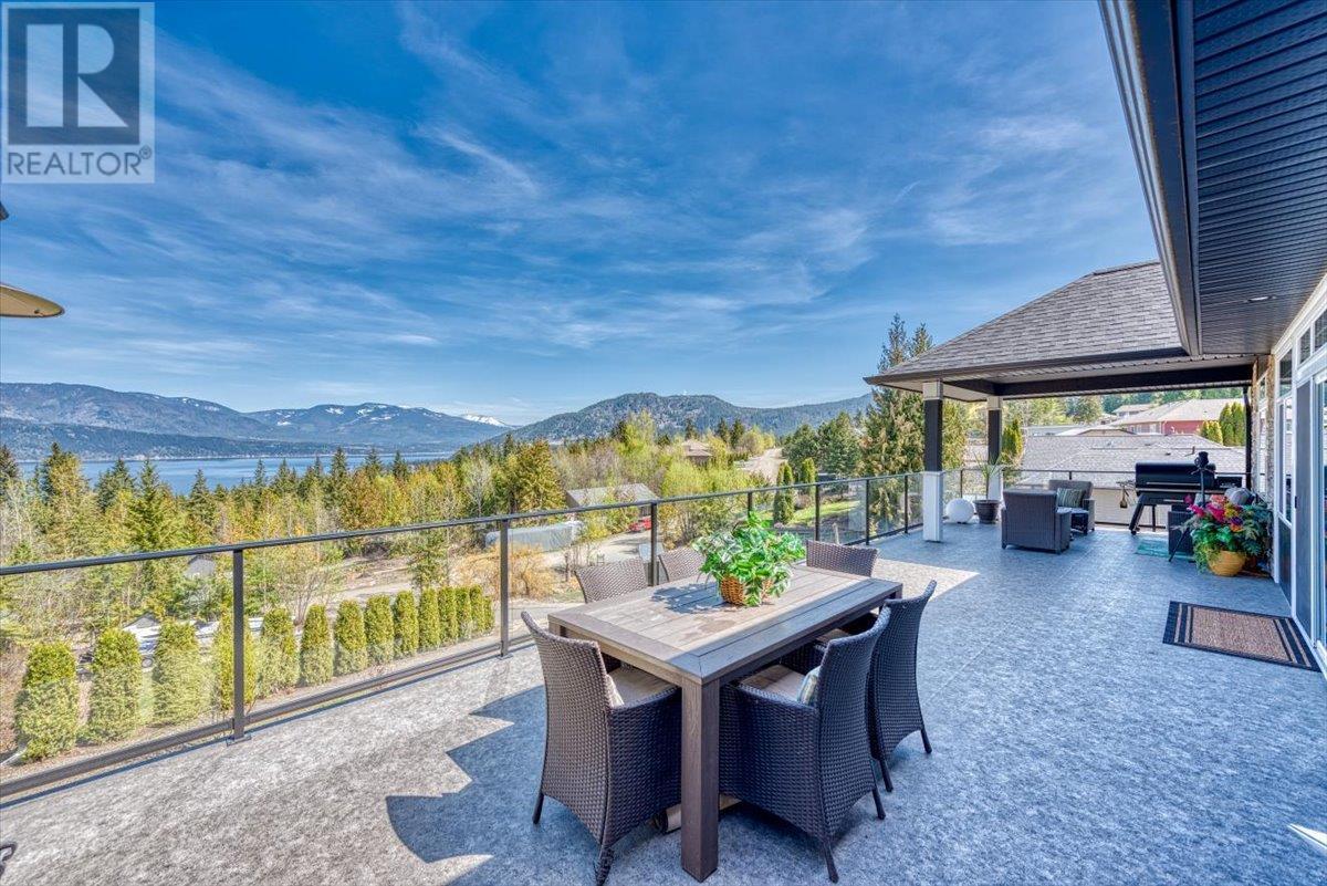 2127 Pleasant Dale Road W. Blind Bay, British Columbia