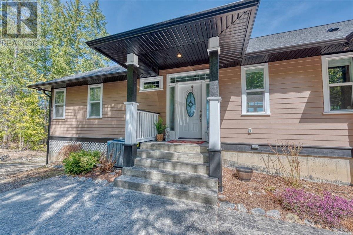 2127 Pleasant Dale Road W. Blind Bay, British Columbia