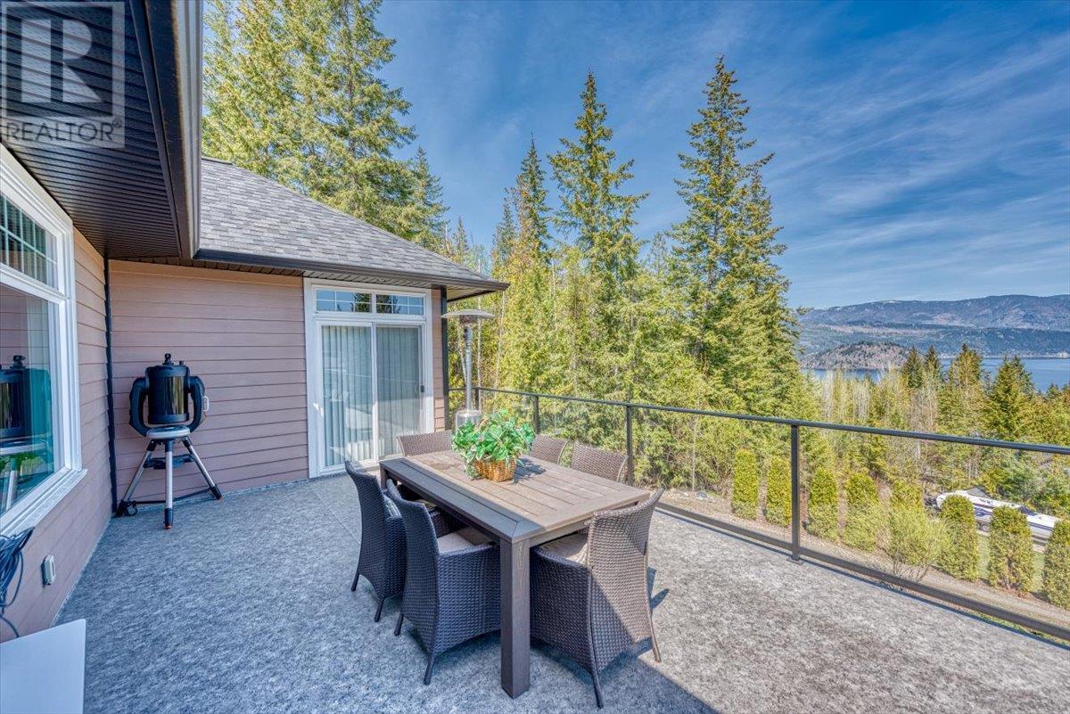 2127 Pleasant Dale Road W. Blind Bay, British Columbia