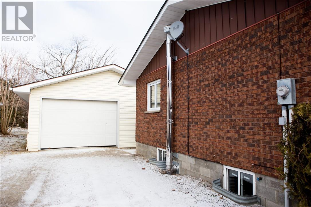 35 Spragge St, Manitowaning Property Listing MLS® 2115616