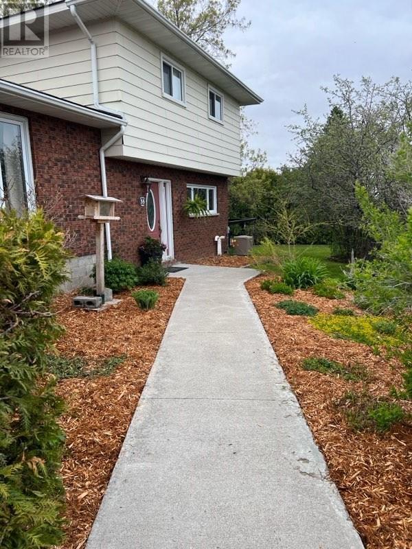 35 Spragge St, Manitowaning Property Listing MLS® 2115616