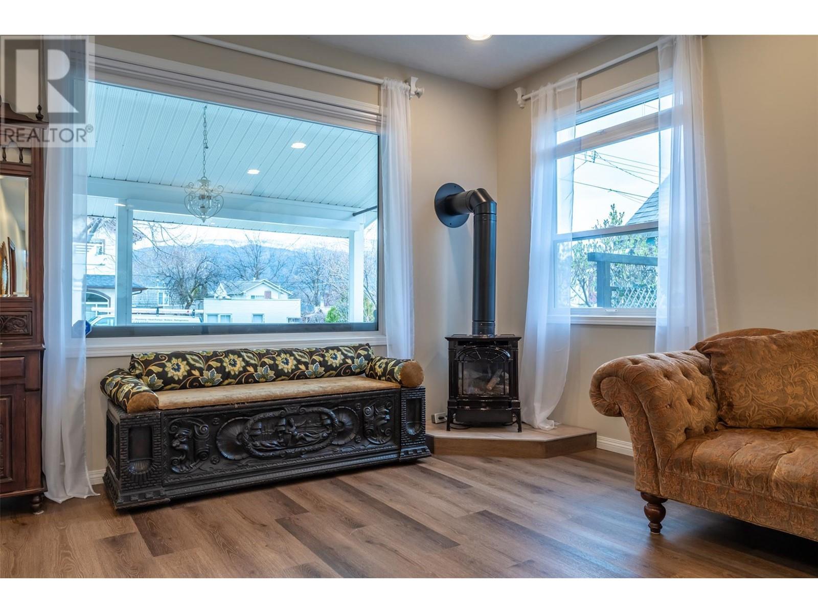 564 Papineau Street, Penticton Real Estate Listing MLS® 10309152