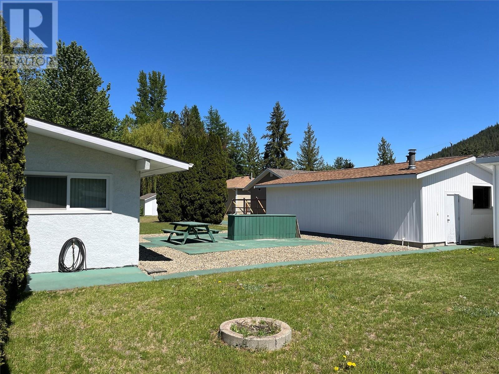 441 Oak Avenue. Sicamous, British Columbia