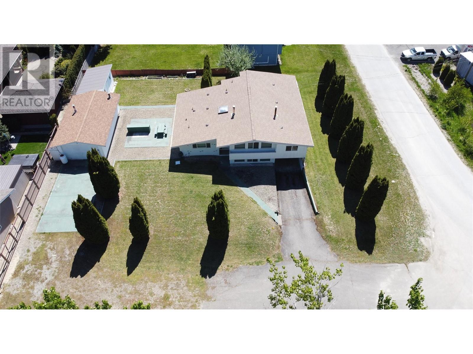 441 Oak Avenue. Sicamous, British Columbia