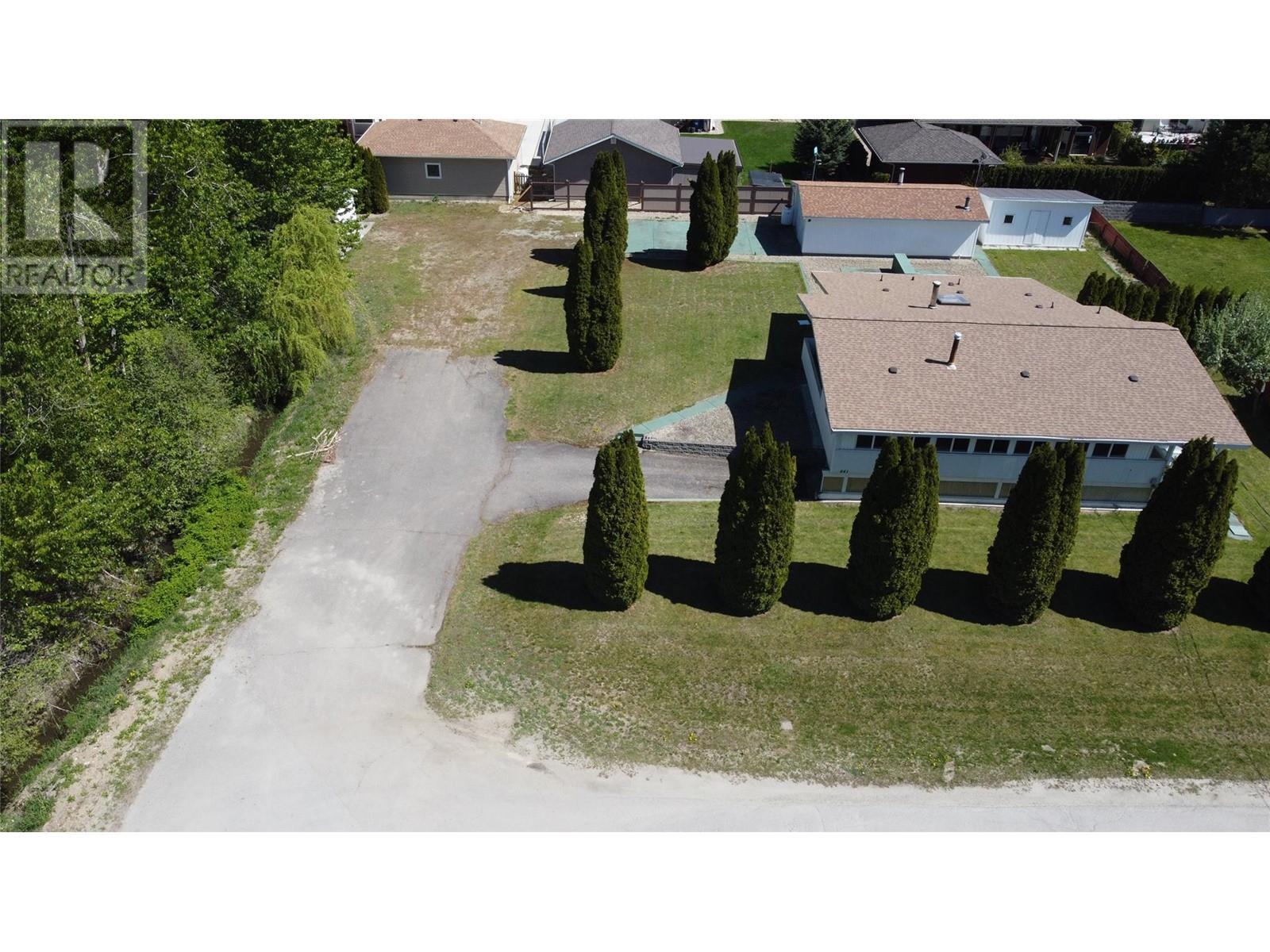 441 Oak Avenue. Sicamous, British Columbia