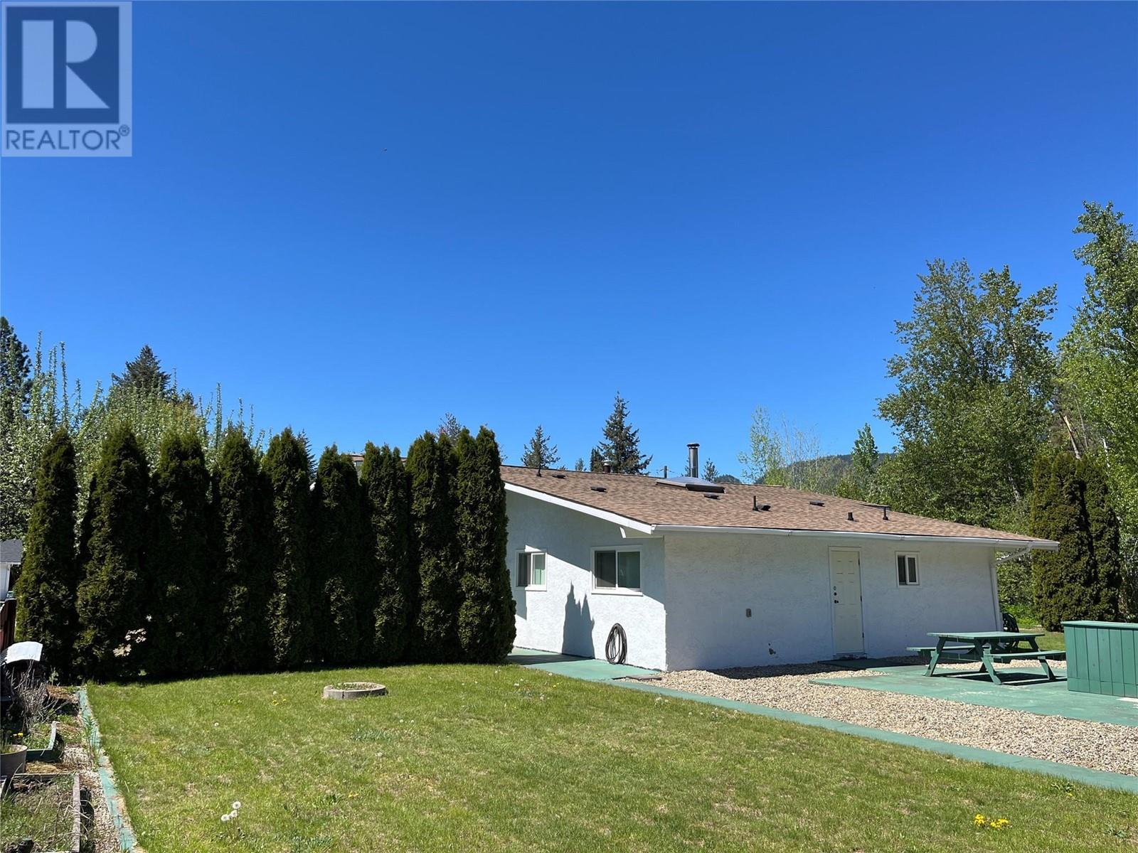 441 Oak Avenue. Sicamous, British Columbia