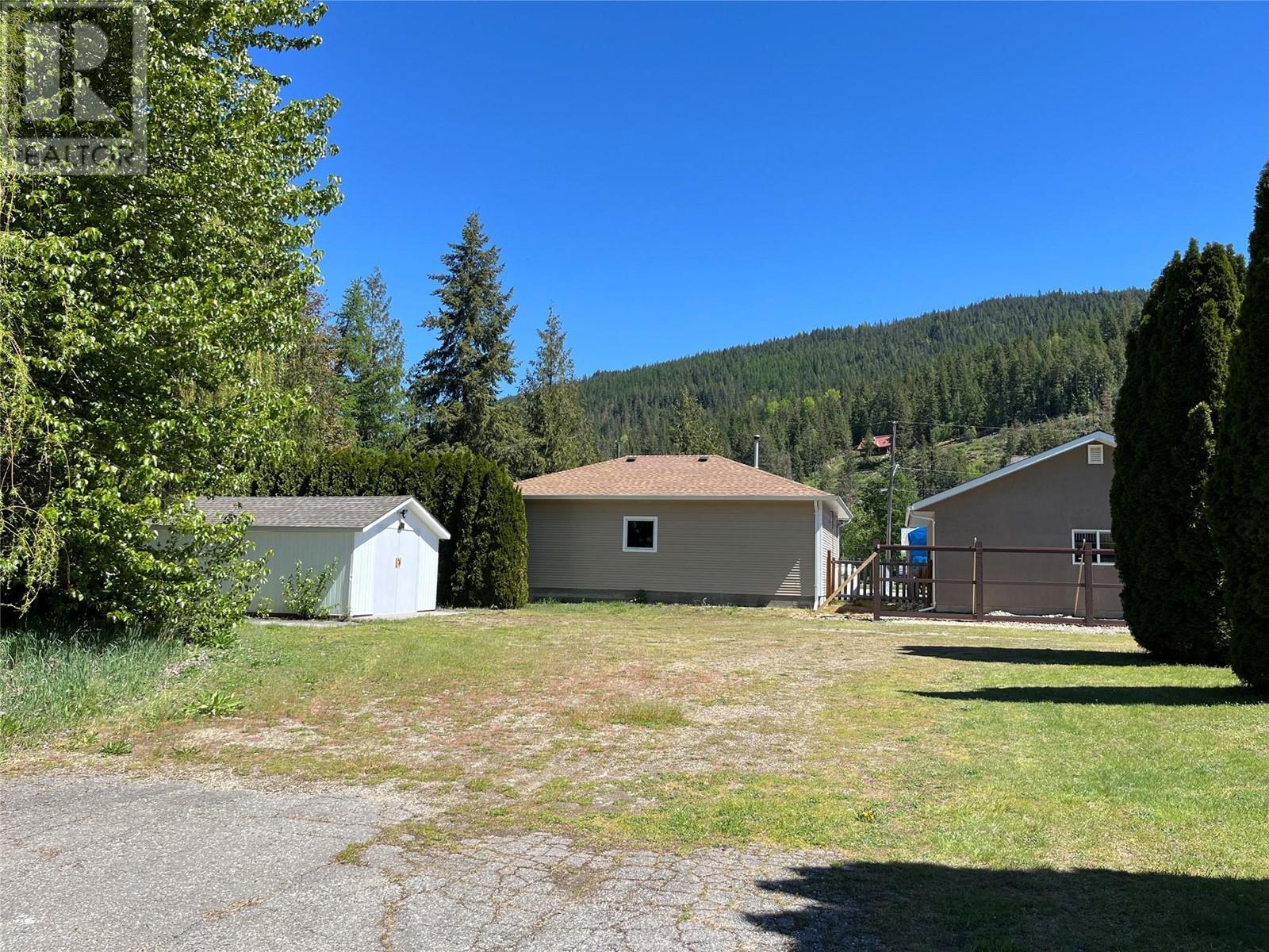 441 Oak Avenue. Sicamous, British Columbia